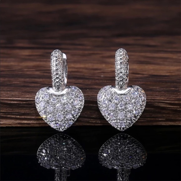 *NEW* 925 Silver Romantic Heart Dazzling Earrings - Picture 2 of 6